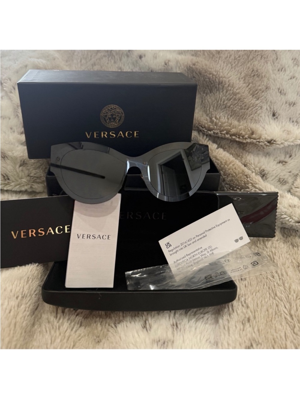 🖤🖤Versace Mirrored Sunglasses🖤🖤 - Picture 2 of 7